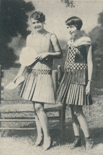 Kleider aus Holzstreifen, um 1935 von Unbekannt