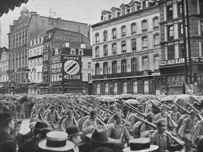 Deutsche Infanterie betritt Brüssel im Regen, 1914 von Unbekannt