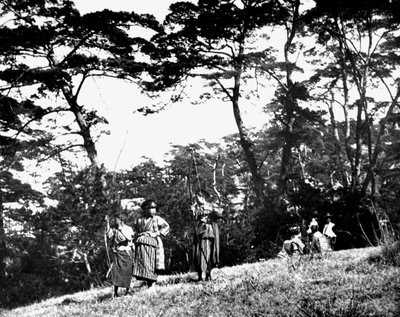 Japanische Kinder spielen mit Bögen, Korea, 1900 von Unbekannt