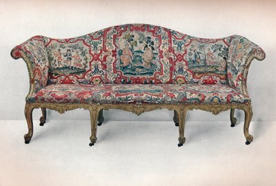 Langes gepolstertes Sofa: Serpentinenform, geschnitzt und vergoldet, um 1750 von Unbekannt