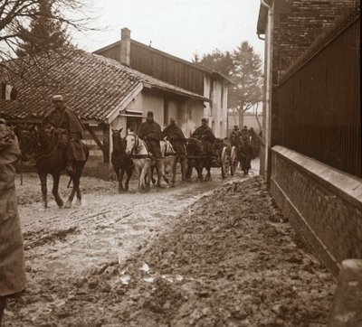 Berittene französische Soldaten mit Artillerie, um 1914-1918 von Unbekannt