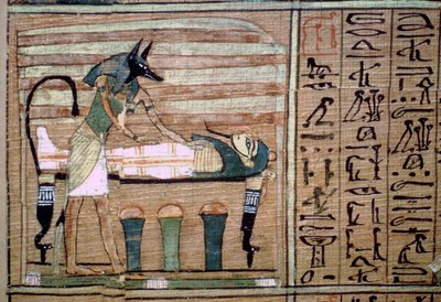 Papyrus von Anubis, der eine Mumie vorbereitet von Unbekannt