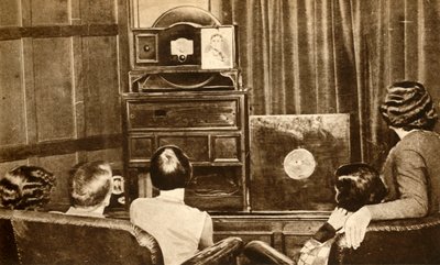 Menschen beobachten eine frühe Fernsehsendung, um 1930, 1933 von Unbekannt