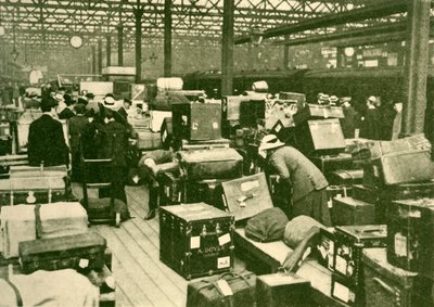 Gepäckstapel am Charing Cross Bahnhof, 1930 von Unbekannt