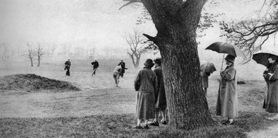 Golf spielen auf dem Tooting Bec Common, London, 1926-1927 von Unbekannt