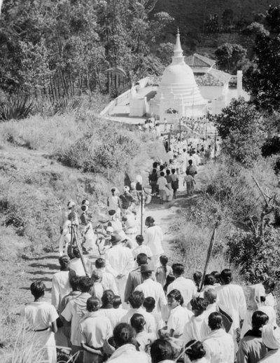 Prozession zu einem buddhistischen Tempel, Diyatalawa, Ceylon von Unbekannt