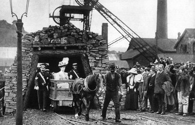 Königin Mary besucht ein walisisches Bergwerk von Unbekannt