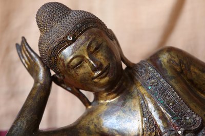 Liegende Buddhastatue. Gretz, Frankreich von Unbekannt