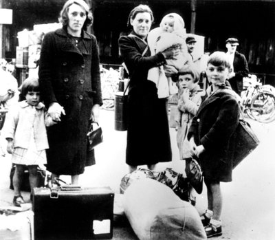 Flüchtlinge mit ihrem Hab und Gut, deutsch besetztes Paris, Juli 1940 von Unbekannt