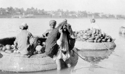 Flussfahrzeuge beladen mit Melonen, Tigris, 1917-1919 von Unbekannt