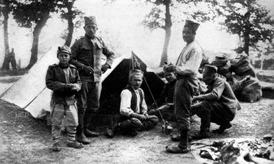 Serbische Soldaten beim Campen, Erster Weltkrieg, 1914 von Unbekannt