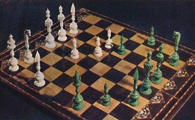 Elfenbein-Schachfiguren und Brett aus dem 17. Jahrhundert, 1948 von Unbekannt