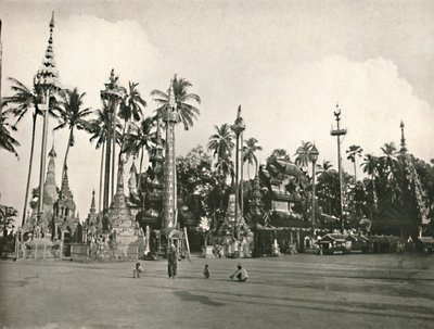 Schreine an der Shwe Dagon Pagode, Rangun von Unbekannt