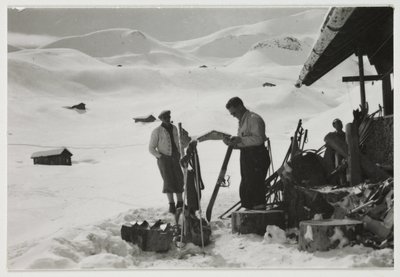 Skifahrer vor einem Chalet, um 1930 von Unbekannt