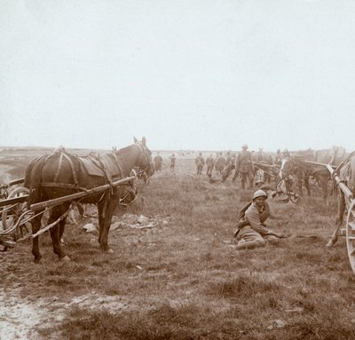 Soldaten und pferdegezogene Artillerie, um 1914-1918 von Unbekannt