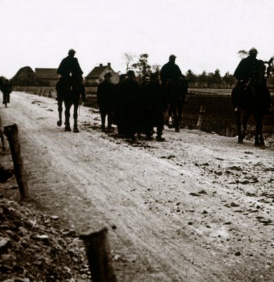 Soldaten auf einer Straße, ca. 1914-1918 von Unbekannt