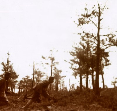 Soldaten rennen auf dem Schlachtfeld, um 1914-1918 von Unbekannt