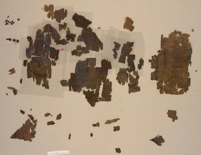 Taqueté-Fragmente mit geflügelten Löwen in Rundeln von Unbekannt