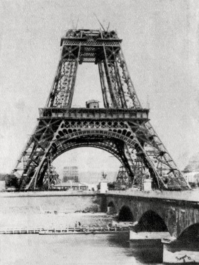 Der Eiffelturm im Bau, Paris, um 1888 von Unbekannt