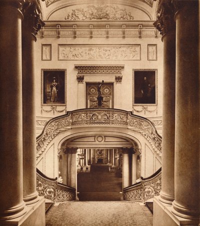Die große Treppe im Buckingham Palace, 1935 von Unbekannt