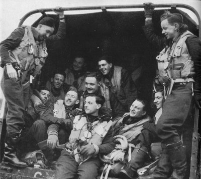 Die Männer und das Flugzeug, um 1940-1943 von Unbekannt