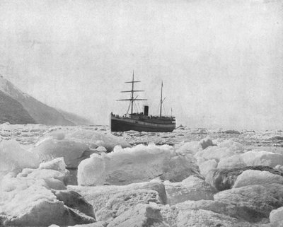 Der Dampfer Queen, Glacier Bay, Alaska, USA, um 1900 von Unbekannt