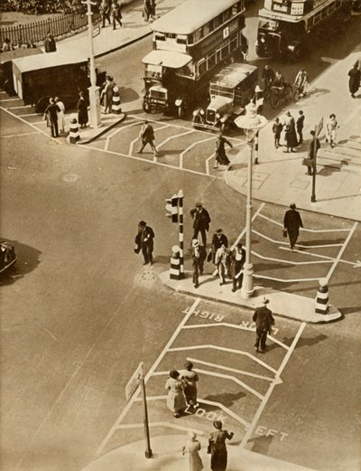 Verkehr und Fußgänger am Trafalgar Square, London, 1935 von Unbekannt