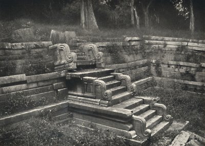 Treppe in einem gemauerten Badeteich, Anuradhapura, 1926 von Unbekannt