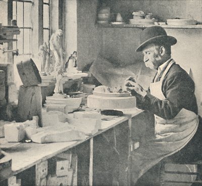 Teile von rohem Ton zuschneiden, um 1917 von Unbekannt
