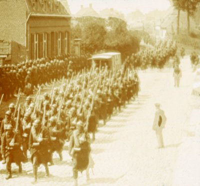 Truppen marschieren, Alveringem, Flandern, Belgien, ca. 1914-1918 von Unbekannt