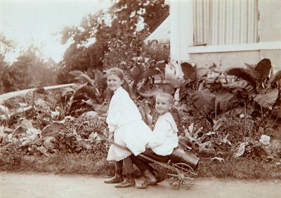 Zwei Kinder spielen im Freien, 1890er Jahre von Unbekannt