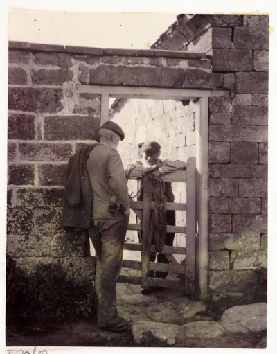 Zwei Männer sprechen über ein Tor, um 1905 von Unbekannt