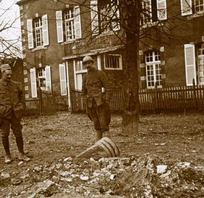 Unexplodierte 380 Granate, Verdun, Nordfrankreich, um 1914-1918 von Unbekannt
