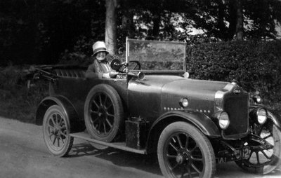 Frau fährt Auto, 1930 von Unbekannt