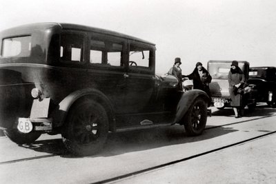 Frauen und geparkte Autos, 1930 von Unbekannt