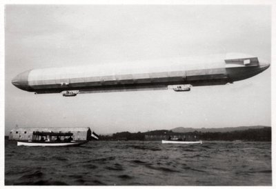 Zeppelin LZ3 in der Luft, Deutschland, um 1906-1908, 1933 von Unbekannt