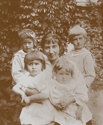 Zinaida Serebriakova mit ihren Kindern, 1920er Jahre von Unbekannt