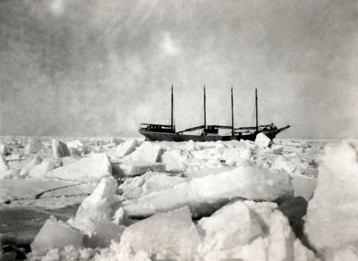 Ein Viermastschiff segelt zwischen den Eisbergen von Unbekannter Künstler