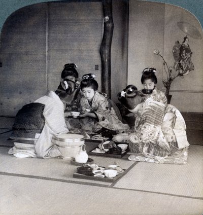 Geishas beim Abendessen, Tokio, Japan, 1904 von Underwood and Underwood