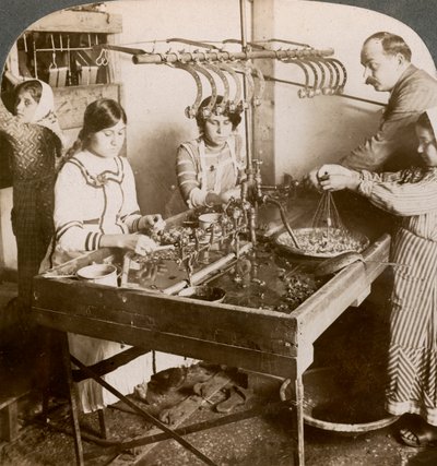 Seidenherstellung, Syrien, 1900er von Underwood and Underwood