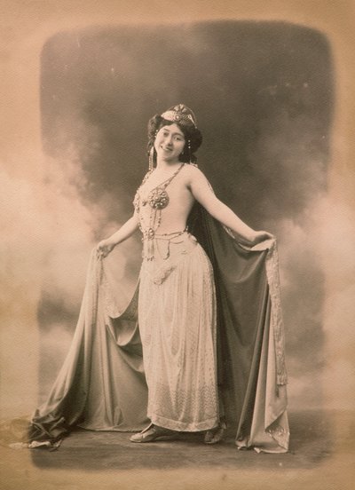 Die neapolitanische Schauspielerin Mrs. Caracciolo im orientalischen Kostüm von Unknown
