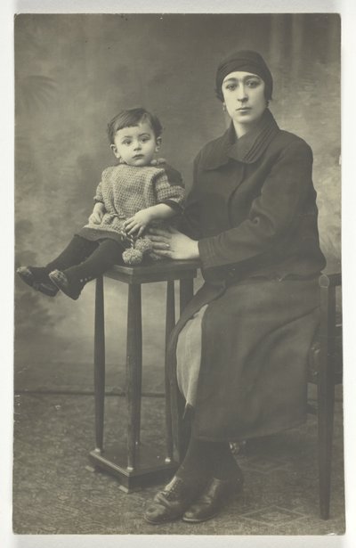 Unbetitelte Postkarte (Frau mit Junge auf Stand) von Unknown