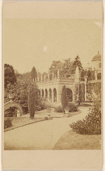 Alton Gardens - Piazza und Brunnen von Unknown artist
