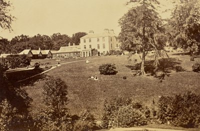 Landhaus mit Gewächshaus und Rasen von Unknown artist