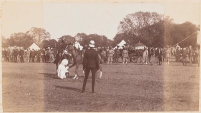 Indischer Reiter fällt von seinem Pferd von Unknown photographer