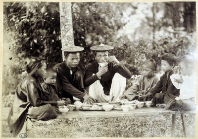 Vietnamesen bei einer Mahlzeit, um 1895 von Unknown photographer