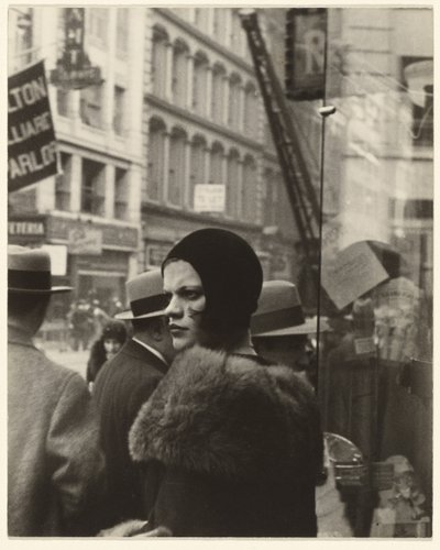 Mädchen in der Fulton Street, New York von Walker Evans