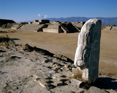 Ansicht der Monumente I, H, G von Zapotec Zapotec