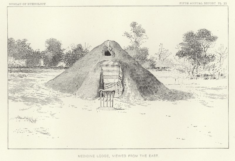 Medizin-Lodge von Osten gesehen von American School