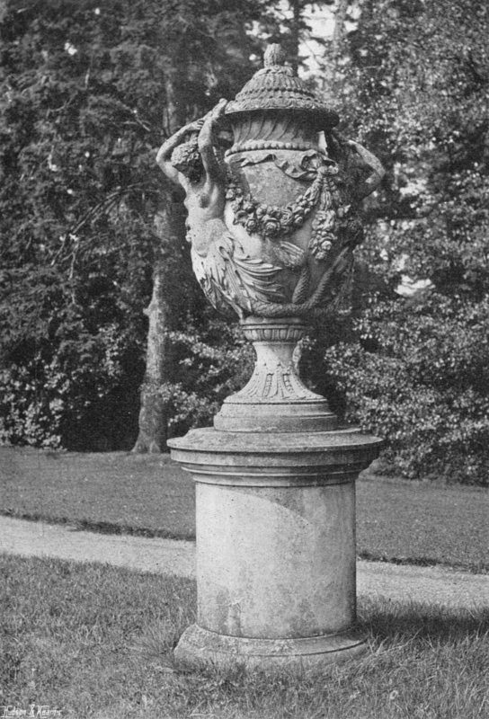 Eine Steinvase in Newbold Revel von Charles Latham